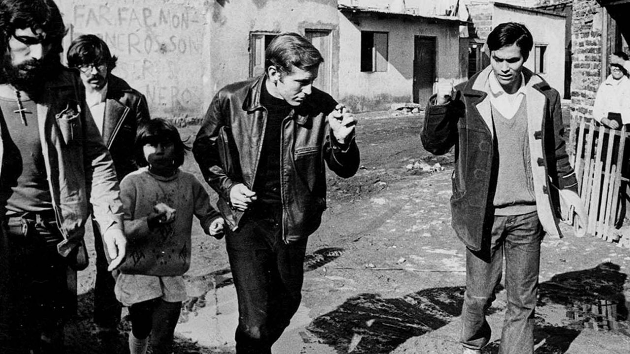 Carlos Mugica, el cura que da nombre al barrio de la Villa 31 y que más influyó a Francisco | Perfil Carlos Mugica, el cura que da nombre al barrio de la Villa 31 y que más influyó a Francisco | Perfil