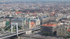 La ciudad de Budapest, capital de Hungría, es al unión de Buda y Pest, dos locaciones separadas por el río Danubio.