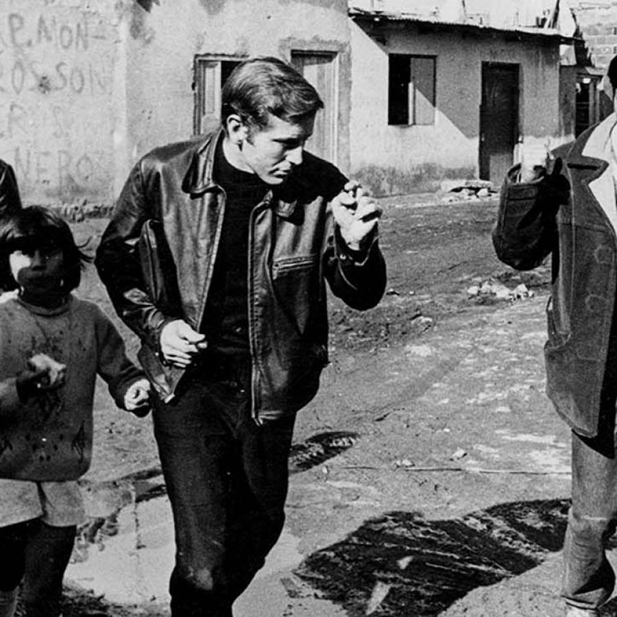 Carlos Mugica El Cura Que Da Nombre Al Barrio De La Villa 31 Y Que Mas Influyo A Francisco Perfil