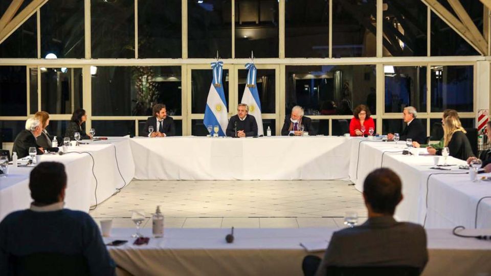 Alberto con los expertos antes de anunciar la extensión de cuarentena