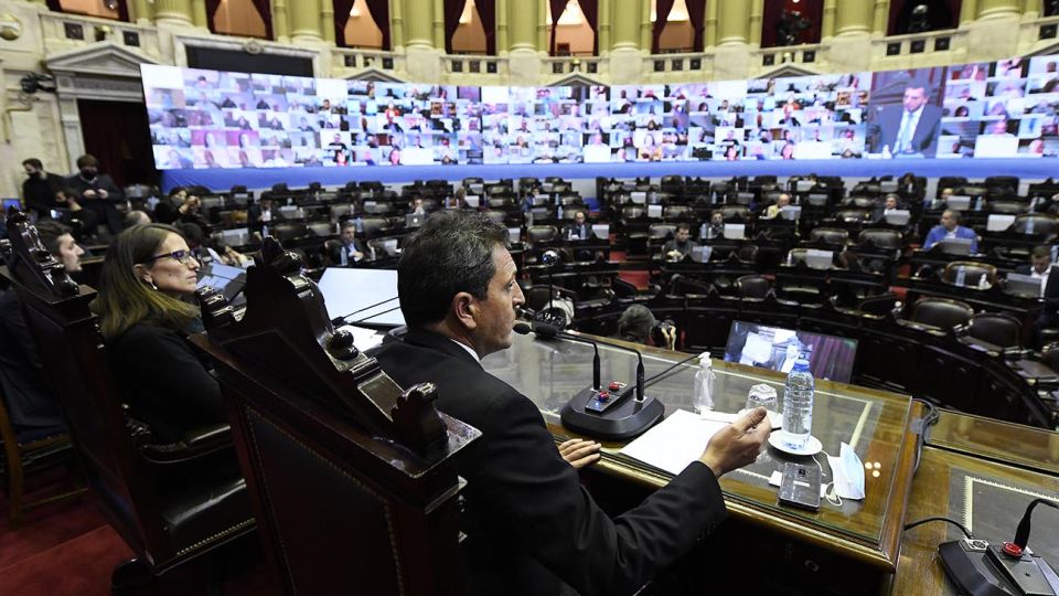 El presidente de la Cámara de Diputados, Sergio Massa, aseguró hoy que las sesiones virtuales constituyen "un cambio de paradigma del sistema democrático" y puso de relieve que la Cámara baja realizará esta tarde una sesión de prueba con la capacitación de los integrantes del cuerpo en la Ley Micaela para corroborar el funcionamiento de ese sistema.