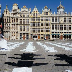 Alrededor de 600 chalecos de chefs se exhiben en la Grand Place de Bruselas, el 7 de mayo de 2020, durante una protesta de la industria hotelera y de restauración (Horeca), durante un estricto cierre para detener la propagación de COVID-19 (nuevo coronavirus). (Foto de folleto / Belga / AFP) / Bélgica OUT | Foto:AFP