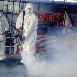 Esta foto tomada el 6 de mayo de 2020 muestra a voluntarios rociando desinfectante en un mercado como medida preventiva contra el coronavirus COVID-19 mientras se prepara para reabrir en la ciudad fronteriza de Suifenhe, en la provincia de Heilongjiang, en el noreste de China. (Foto por STR / AFP) / China OUT | Foto:AFP
