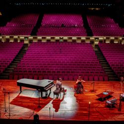 Los músicos Farid Sheek y Maya Fridman se presentan en una sala de conciertos vacía de De Doelen, el 7 de mayo de 2020 en Rotterdam, ya que el país está cerrado para detener la propagación de la pandemia de Covid-19 causada por el nuevo coronavirus. (Foto de Robin UTRECHT / varias fuentes / AFP) / Países Bajos OUT | Foto:AFP