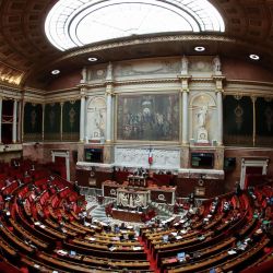  308/5000 Los miembros del parlamento francés asisten a un debate sobre la extensión del estado de emergencia de salud en la Asamblea Nacional en París el 7 de mayo de 2020 en el día 52 de un encierro en Francia destinado a frenar la propagación de la infección COVID-19 causada por el nuevo coronavirus. (Foto por Ludovic MARIN / POOL / AFP) | Foto:AFP