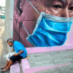 Un hombre se sienta junto a un mural de un hombre con una máscara facial en Acapulco, estado de Guerrero, México, el 6 de mayo de 2020, en medio de la nueva pandemia de coronavirus. - Más de 15,000 personas han sido asesinadas por el nuevo coronavirus en América Latina y el Caribe a partir de las 0230 GMT del miércoles, según un recuento de AFP basado en informes oficiales. Encabeza la lista de víctimas mortales Brasil, con 7.921 muertes y 114.715 casos; seguido por México con 2,271 muertes y Ecuador con 1,569 muertes. (Foto por FRANCISCO ROBLES / AFP) | Foto:AFP