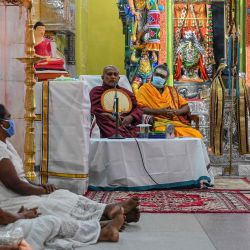 332/5000 Un monje budista (2R) sentado al lado de un sacerdote hindú (R) da un sermón mientras los devotos budistas e hindúes rezan el día de Vesak, un festival también conocido como Buda Jayanti para conmemorar el nacimiento, la iluminación y la muerte del Buda Gautama, en el Templo hindú swamy de Sri Gnanabairava en Colombo el 7 de mayo de 2020. (Foto de Ishara S. KODIKARA / AFP) | Foto:AFP
