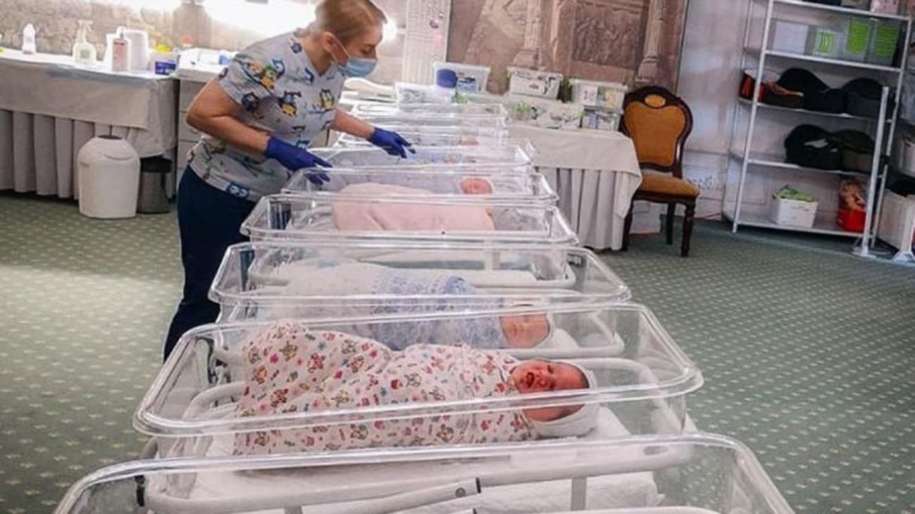  Enfermeras en Kiev cuidan a los bebés subrogados mientras sus padres intentan llegar a la ciudad