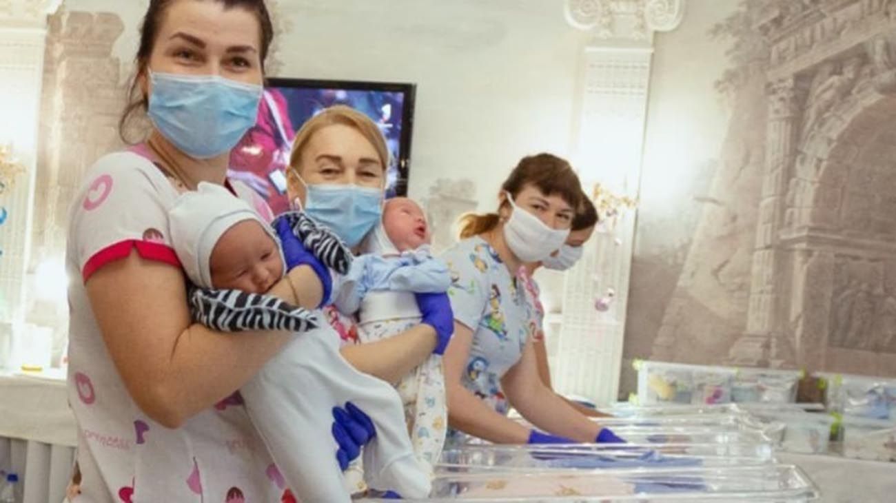  Enfermeras en Kiev cuidan a los bebés subrogados mientras sus padres intentan llegar a la ciudad