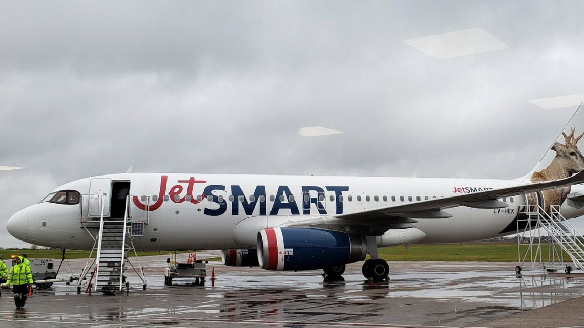 Low-cost airline JetSmart announced today that it will cancel flights at El Palomar airport due to a court decision to restrict operations at that air terminal overnight on September 24, 2019.