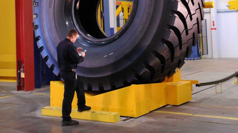 Así es el neumático de Goodyear que pesa tanto como un elefante