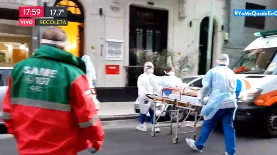 Uno de los ancianos del geriátrico de Paraguay 2400 es retirado en una ambulancia.