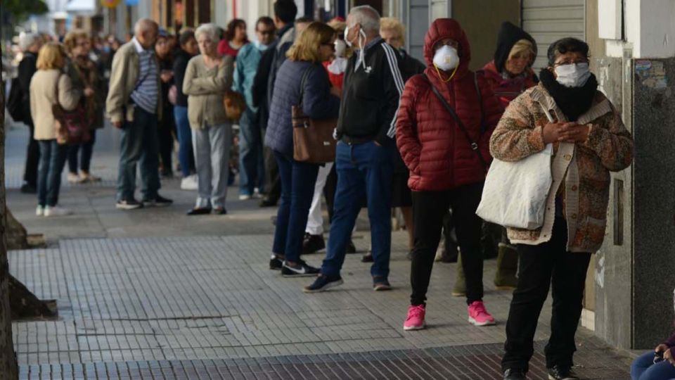jubilados haciendo la cola para cobrar