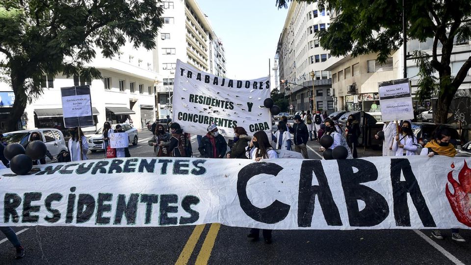 Militantes de partidos de izquierda, gremios docentes y residentes médicos protestan este mediodía frente a la Legislatura porteña, aún cuando rige el aislamiento social y obligatorio por el coronavirus, contra la Ley de Emergencia Económica que impulsó el jefe de Gobierno Horacio Rodríguez Larreta y que tratan hoy los diputados de la ciudad.