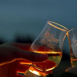 También, en tiempos regulares, dan cursos de apreciación de la bebida ambarina, hacen catas y funciona un club de amantes del whisky con 5.000 miembros.