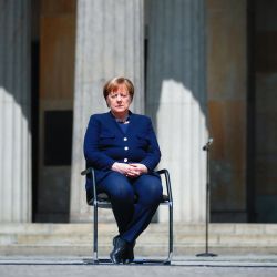 La canciller alemana, Angela Merkel, asiste a una ceremonia de colocación de coronas de flores para conmemorar el 75 aniversario del final de la Segunda Guerra Mundial, en el Neue Wache Memorial en Berlín, Alemania, el 8 de mayo de 2020. - Europa y los Estados Unidos marcan 75 años desde el final de La Segunda Guerra Mundial, el viernes 8 de mayo de 2020, en un estado de ánimo sombrío, ya que la pandemia de coronavirus forzó la cancelación de ceremonias elaboradas, incluso cuando Berlín declara por primera vez unas vacaciones excepcionales. (Foto por HANNIBAL HANSCHKE / POOL / AFP) | Foto:AFP