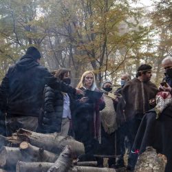 2020-05-07 - 19:14:00 hs.  Bariloche: Acuerdo entre funcionarios nacionales y una comunidad mapuche para resolver una disputa por tierras  Funcionarios nacionales y provinciales de Rio Negro de las áreas de Seguridad y Justicia y pueblos originarios firmaron hoy en San Carlos de Bariloche un acuerdo para garantizar la protección e integridad de la comunidad mapuche Buenuleo, frente a los ataques que vienen sufriendo en los ultimos anos por un conflicto por tierras, informaron a Telam fuentes oficiales. | Foto:telam