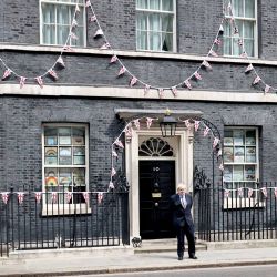 El primer ministro británico, Boris Johnson, se encuentra fuera de Downing Street después de observar un silencio de 2 minutos para conmemorar el 75 aniversario del Día VE (Día de la Victoria en Europa), el final de la Segunda Guerra Mundial en Europa en Londres el 8 de mayo de 2020. (Foto por JON BOND / varias fuentes / AFP) | Foto:AFP