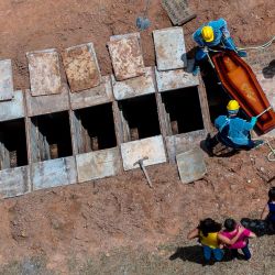 Vista aérea de un entierro en el cementerio Bom Jardim, el cementerio público más grande de Fortaleza, estado de Ceará, Brasil, el 7 de mayo de 2020. - De los 43 entierros de hoy en el cementerio, 16 fueron casos sospechosos de COVID-19 y siete confirmados. (Foto por Jarbas OLIVEIRA / AFP) | Foto:AFP