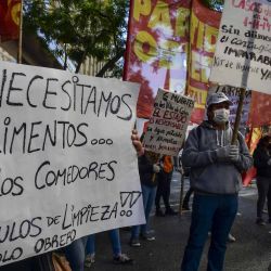 2020-05-07 - 14:45:00 hs.  Buenos Aires: La izquierda, docentes y residentes de hospitales protestan contra la Emergencia Economica porteña  Militantes de partidos de izquierda, gremios docentes y residentes médicos protestan este mediodía frente a la Legislatura portena, aun cuando rige el aislamiento social y obligatorio por el coronavirus, contra la Ley de Emergencia Economica que impulso el jefe de Gobierno Horacio Rodriguez Larreta y que tratan hoy los diputados de la ciudad. | Foto:telam