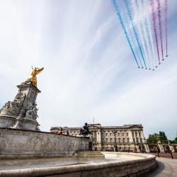 Fotografía que muestra las Flechas Rojas de la Real Fuerza Aérea sobrevolando el Palacio de Buckingham y el Memorial de la Reina Victoria para conmemorar el 75 aniversario del Día VE (Día de la Victoria en Europa) El final de la Segunda Guerra Mundial en Europa, en el centro de Londres. (Foto por CPL ED WRIGHT / MOD / AFP) | Foto:AFP