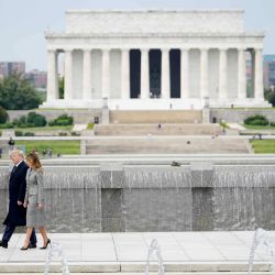 El presidente de los Estados Unidos, Donald Trump, y la primera dama Melania Trump recorren el Memorial de la Segunda Guerra Mundial después de participar en una ceremonia que conmemora el 75 aniversario de la Victoria en Europa, en Washington, DC, el 8 de mayo de 2020. - El Lincoln Memorial se ve en el fondo . (Foto por MANDEL NGAN / AFP) | Foto:AFP