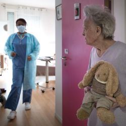 Nicole Muller, de 86 años, sale de su habitación con su peluche de conejo  | Foto:AFP