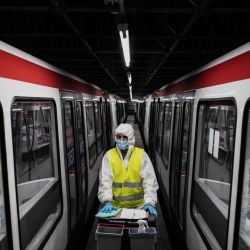 Un empleado que usa un traje protector desinfecta el metro, el 7 de mayo de 2020, en Venissieux, cerca de Lyon, mientras el país se prepara para aliviar un encierro de coronavirus de dos meses. (Foto por JEFF PACHOUD / AFP) | Foto:AFP