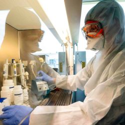 El biólogo molecular William Dundon realiza una prueba para detectar si una persona ha sido infectada con COVID-19, en los Laboratorios del OIEA en Seibersdorf, Austria, el 7 de mayo de 2020. - La escasez de materiales necesarios en las pruebas para el nuevo coronavirus continúa siendo  | Foto:AFP