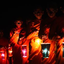 Las monjas budistas encienden linternas de papel el día de Vesak, un festival también conocido como Buda Jayanti para conmemorar el nacimiento, la iluminación y la muerte del Buda Gautama, en el centro de capacitación Dekanduwala Bhikkhuni en Horana el 8 de mayo de 2020. (Foto de Ishara S. KODIKARA / AFP) | Foto:AFP