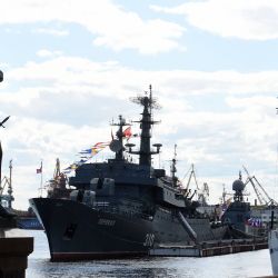 El barco de entrenamiento del Proyecto 887 Perekop se ve amarrado a lo largo de un terraplén del río Neva en San Petersburgo el 8 de mayo de 2020, en la víspera de las celebraciones del Día de la Victoria que marcan el 75 aniversario de la victoria sobre la Alemania nazi en la Segunda Guerra Mundial. (Foto por OLGA MALTSEVA / AFP) | Foto:AFP