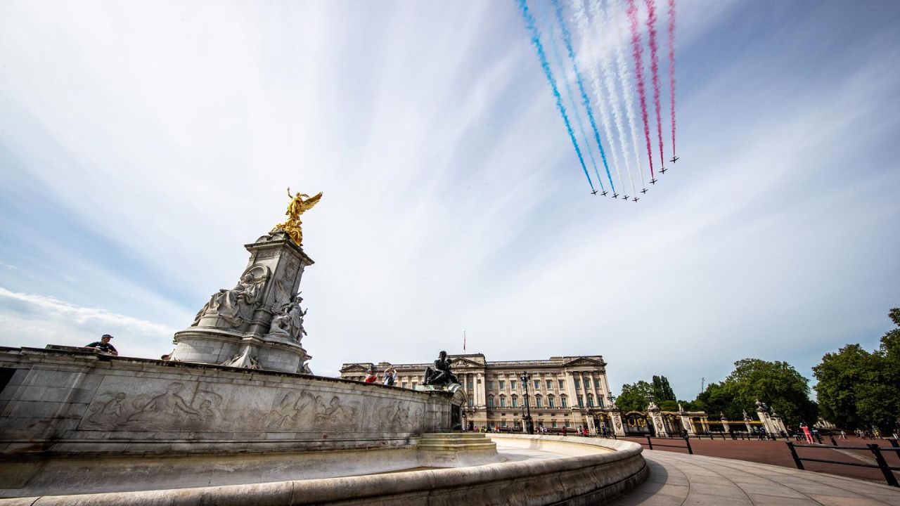 Fotografía que muestra las Flechas Rojas de la Real Fuerza Aérea sobrevolando el Palacio de Buckingham y el Memorial de la Reina Victoria para conmemorar el 75 aniversario del Día VE (Día de la Victoria en Europa) El final de la Segunda Guerra Mundial en Europa, en el centro de Londres. (Foto por CPL ED WRIGHT / MOD / AFP) | Foto:AFP