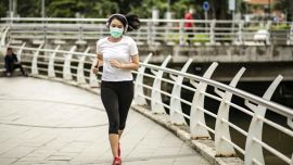 Algunos temen que la respiración intensa y el viento pueden influenciar en la propagación del virus.