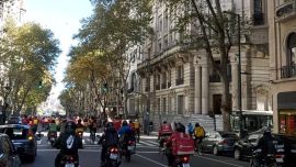 La caravana de repartidores.