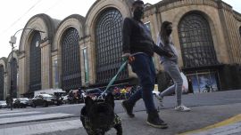 2020-05-07 - 19:17:00 hs. Buenos Aires: Día 49 de cuarentena Gente realizando las compras diarias por las calles de la ciudad de Buenos Aires