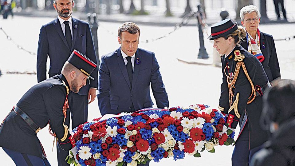 Francia. Macron colocó flores al pie del Arco del Triunfo.