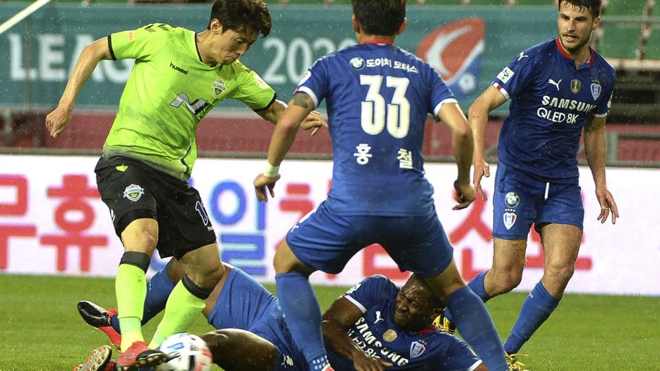 Por la ausencia de público por el Covid-19, los responsables del fútbol surcoreano emitiones grabaciones con cánticos de los hinchas del club local, el Jeonbuk Motors.