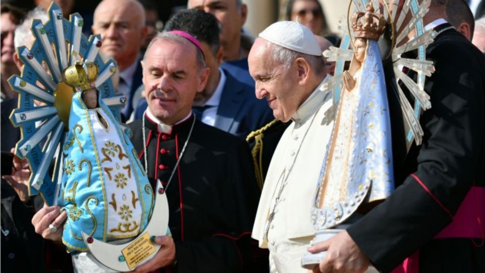 El papa Francisco con la imagen de la Virgen de Luján.