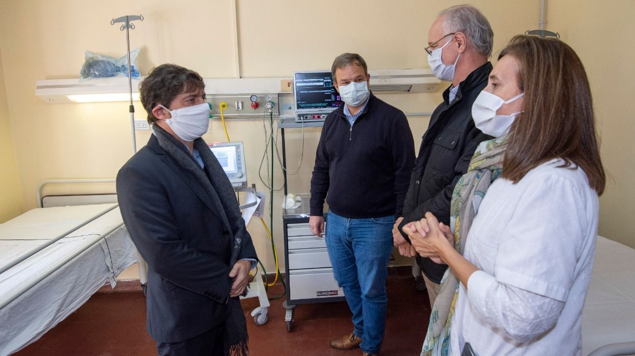 El gobernador bonaerense Axel Kicillof en una recorrida por un hospital.