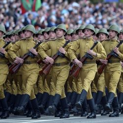 Los militares de Bielorrusia con uniformes históricos participan en un desfile militar para conmemorar el 75 aniversario de la victoria de la Unión Soviética sobre la Alemania nazi en la Segunda Guerra Mundial, en Minsk, el 9 de mayo de 2020. (Foto de Sergei GAPON / AFP) | Foto:AFP
