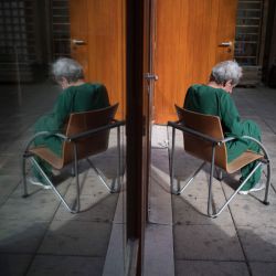 Un paciente se sienta en una silla en un patio en el hospital psiquiátrico  | Foto:AFP