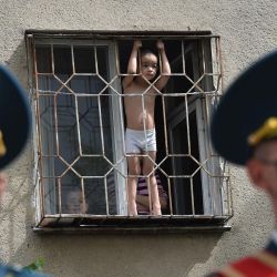 Los guardias de honor de Kirguistán participan en una ceremonia para veteranos encerrados en sus pisos debido a la pandemia de coronavirus, durante las celebraciones del Día de la Victoria frente a un edificio residencial en Bishkek el 9 de mayo de 2020. - Kirguistán celebra el 75 aniversario de la victoria aliada sobre la Alemania nazi en la segunda guerra mundial. (Foto por VYACHESLAV OSELEDKO / AFP) | Foto:AFP