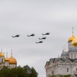 Helicópteros militares rusos Mil Mi-28N sobrevuelan el Kremlin y la Plaza Roja en el centro de Moscú para conmemorar el 75 aniversario de la victoria sobre la Alemania nazi en la Segunda Guerra Mundial, el 9 de mayo de 2020. (Foto de Alexander NEMENOV / AFP) | Foto:AFP
