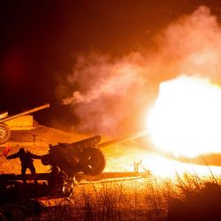 Militares rusos disparan piezas de artillería durante las celebraciones del Día de la Victoria para conmemorar el 75 aniversario de la victoria sobre la Alemania nazi en la Segunda Guerra Mundial, Vladivostok, 9 de mayo de 2020. (Foto de Pavel Korolyov / AFP) | Foto:AFP