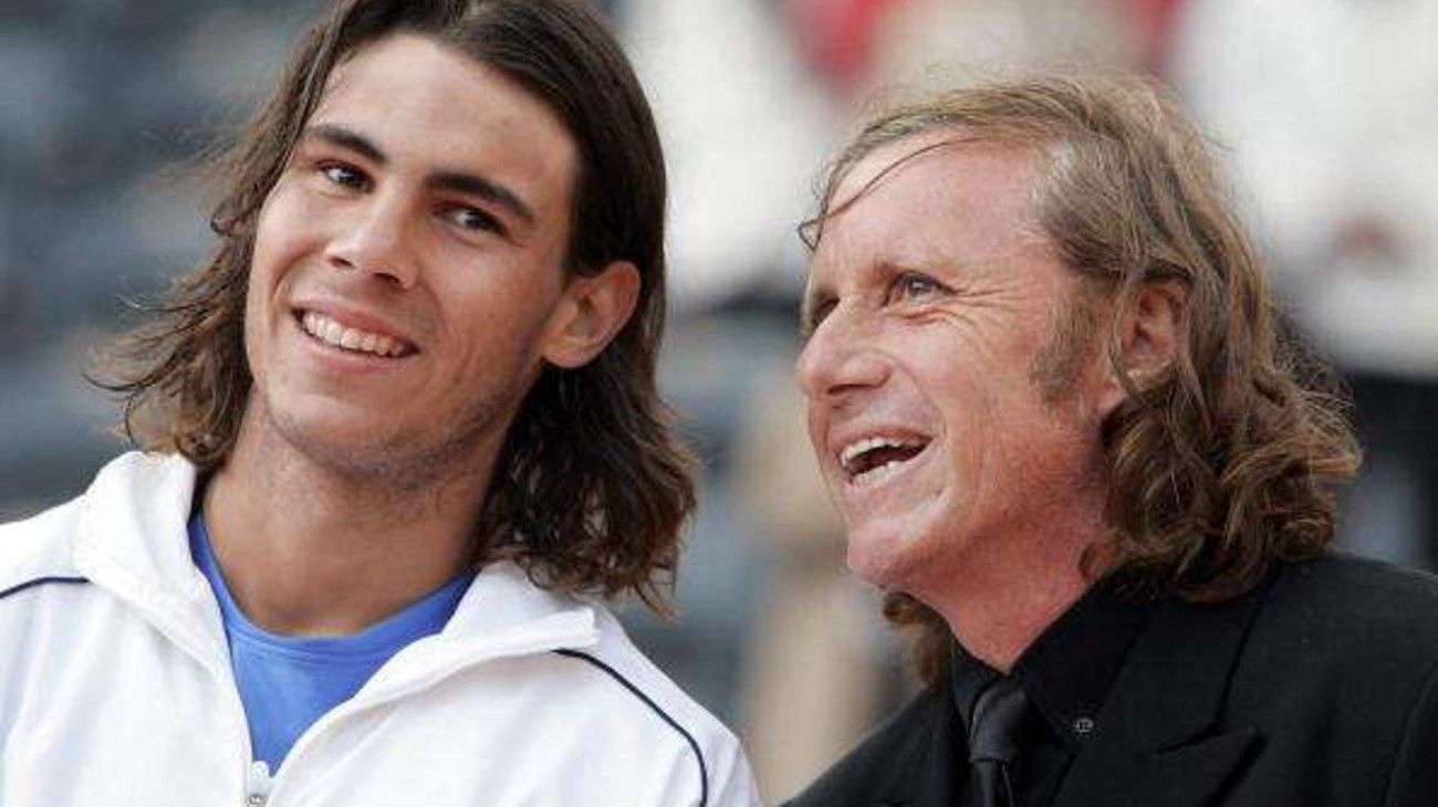 UN JOVEN NADAL RECIBE EL CONSEJO DE GUILLERMO VILAS, UN ÍDOLO DEL TENIS.