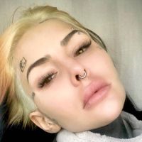 Candelaria Tinelli intentó teñirse el pelo sola, le quedó multicolor y se acordó de Tusam