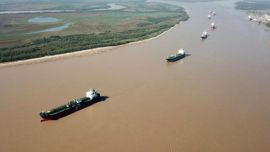 El derrumbe en el Km 390 del río Paraná está generando congestionamiento de barcos.
