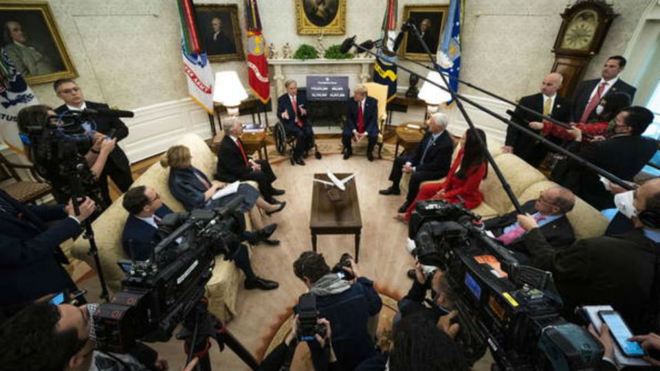 La reunión del presidente con representantes: ni barbijos ni la distancia recomendada.