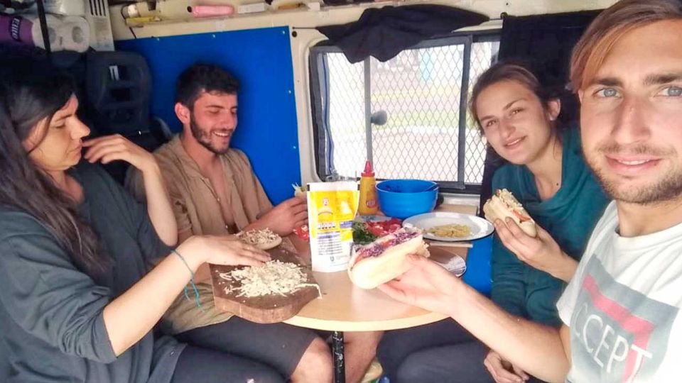 Motorhome. Román, su novia, Micaela, y su hermana, Oriana.