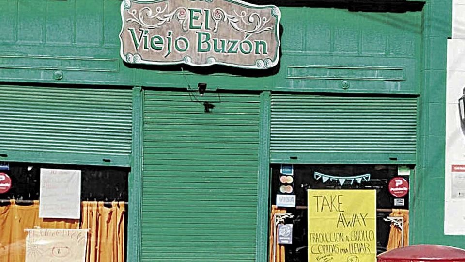 Novedoso. Bares como El Viejo Buzón, en Caballito y El Símbolo incorporaron menúes para retirar en sus locales.